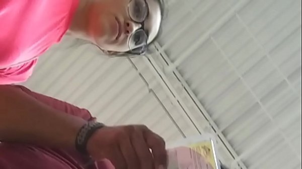 Me mira la cámara y se deja grabar bajo la falda  Donaciones paa mas videos de estos https://www.paypal.me/ChicasUpskirts