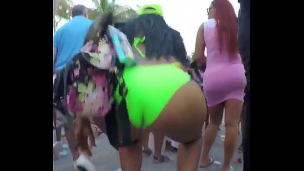 Candid – Amazing Ebony Booty in Green Bikini 60 sec