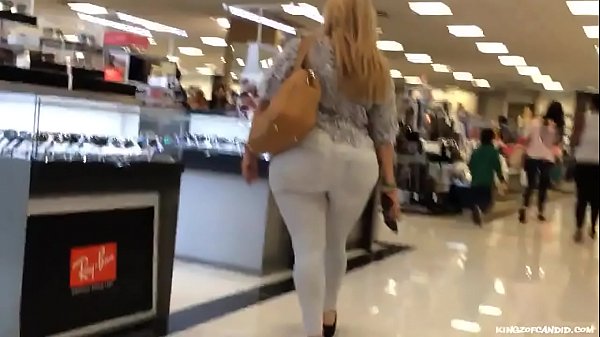 Candid – Latina Milf in White Jeans strolling down The Mall