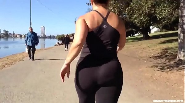 Candid – Plump Asian Nutbooty in Yogapants
