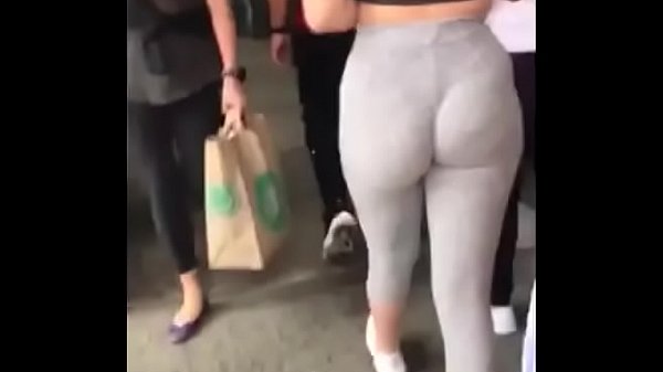 Culazo en leggings de jovencita