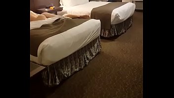 Hermosa  jovensita descubierta tocándose por su hermano