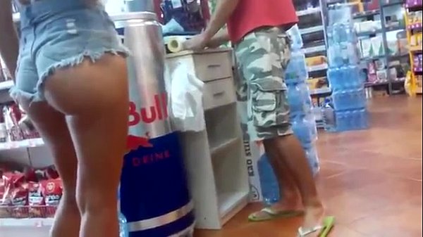 Morrita culona en tienda