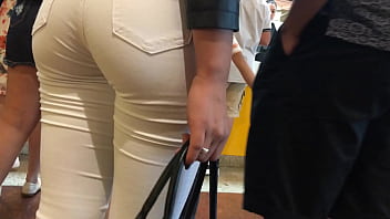 Novinha deliciosa na fila