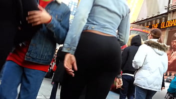 Candid teen bubbled out black spandex booty of NYC # 1